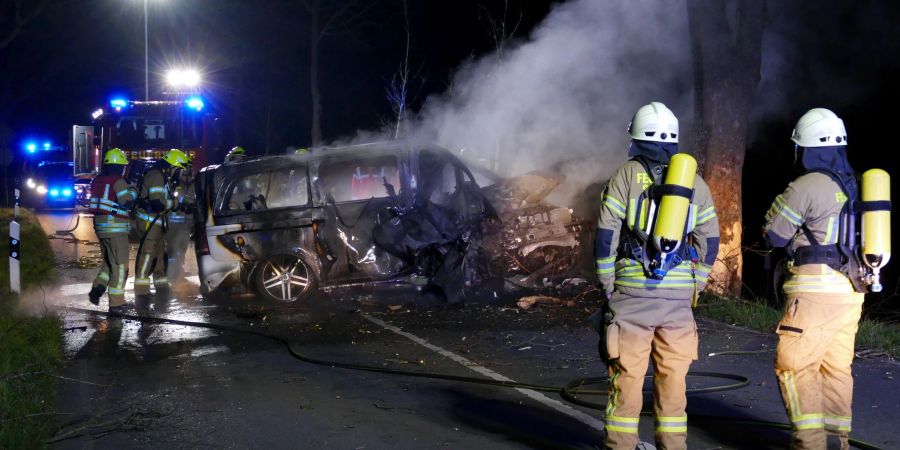 Laut Polizei waren drei junge Männer in einem Lieferwagen in einer Kurve von der Strasse abgekommen und gegen einen Baum geprallt.