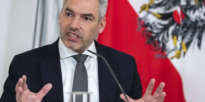 Karl Nehammer, Bundeskanzler von Österreich, hält an der Impfpflicht fest. Foto: Lisa Leutner/AP/dpa impfpflicht