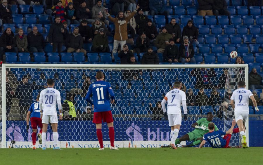 Fabian Freis Penalty landet am Querbalken. Ein Fan auf der Tribüne freut sich zu früh.