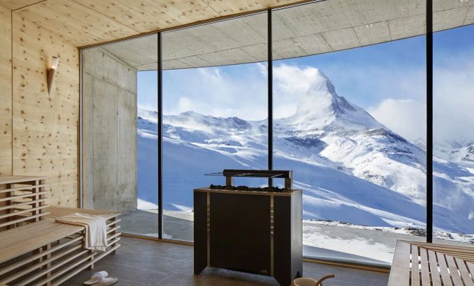 Wunderbarer Ausblick auf die schneebedeckten Berge. Riffelhaus