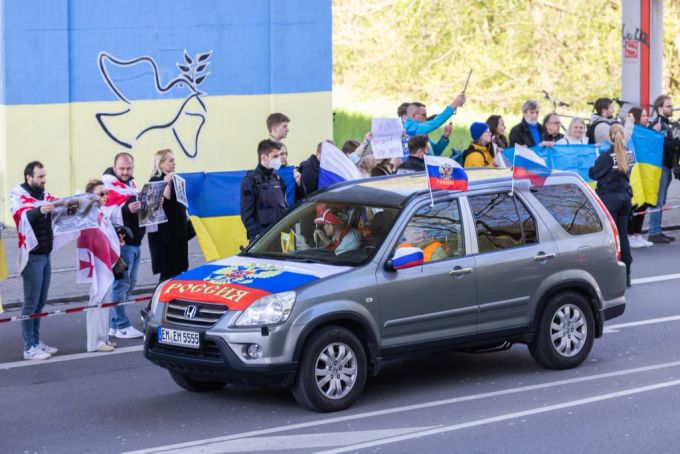 Ukraine-Krieg: Am Samstag, 10. April, zog eine pro-russische Auto-Demonstration durch die deutsche Grenzstadt Lörrach. Ukrainer wehrten sich am Strassenrand dagegen. ukraine krieg