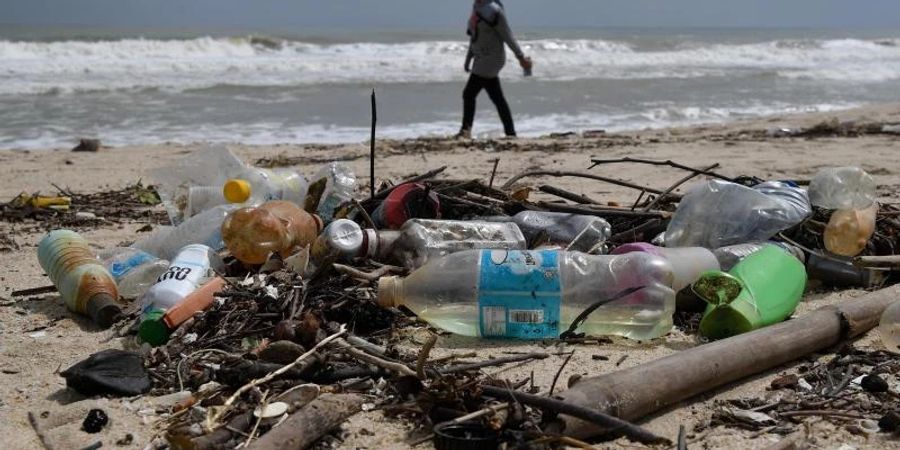 Der Planet droht am Plastikmüll zu ersticken, warnen Experten. Eine globales Abkommen soll jetzt dem Kunststoff an den Kragen. Foto: Mohd Khairul Fikiri Osman/BERNAMA/dpa