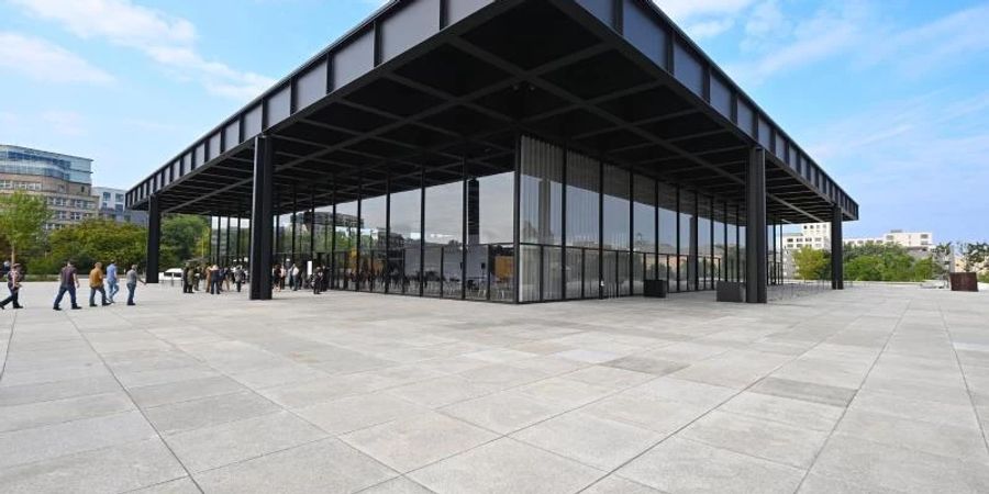 Die Neue Nationalgalerie in Berlin wird am Wochenende zur Mahnwache. Foto: Soeren Stache/dpa-Zentralbild/dpa