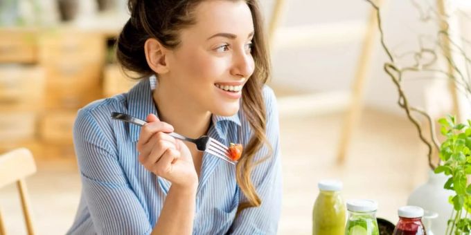 Obst und Gemüse darf bei einer ausgewogenen Ernährung nicht fehlen, Schokolade ist aber auch erlaubt. Obst und Gemüse darf bei einer ausgewogenen Ernährung nicht fehlen, Schokolade ist aber auch erlaubt.