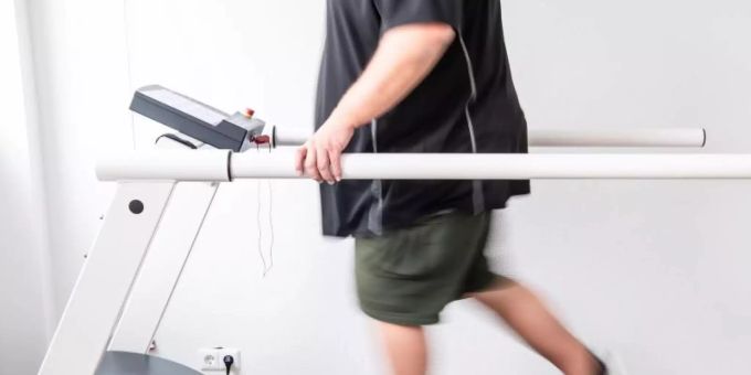 Ein Mann trainiert an einem Laufband, um seine Ausdauer wieder zu stärken. Long-Covid-Kranke sind nach aktuellen Erfahrungen aus der Reha mit ganz unterschiedlichen Symptomen konfrontiert. F Coronavirus