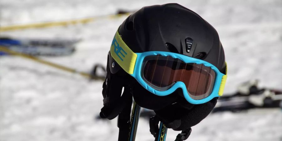 Skihelm schwarz auf Stock Schnee