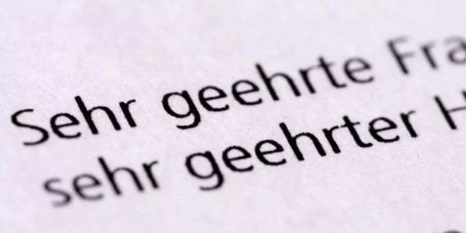 Hat die Grussformel «Sehr geehrte Frau, sehr geehrter Herr» ausgedient? Unternehmen, die auf gendersensible Sprache wertlegen, verwenden sie oft nicht mehr. Foto: Bernd Weissbrod/dpa Hat die Grussformel «Sehr geehrte Frau, sehr geehrter Herr» ausgedient? Unternehmen, die auf gendersensible Sprache wertlegen, verwenden sie oft nicht mehr. Foto: Bernd Weissbrod/dpa