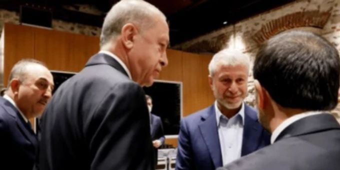 Fotos zeigen - Abramowitsch vermittelt an neuen Friedensgesprächen