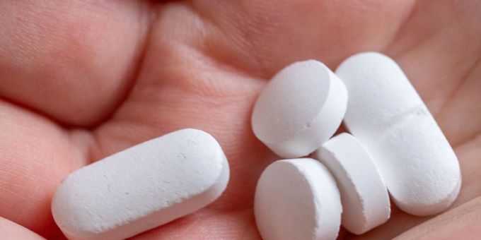Tabletten und Vitaminpräparate, die Calcium, Vitamin D und Magnesium enthalten. Tabletten und Vitaminpräparate, die Calcium, Vitamin D und Magnesium enthalten.