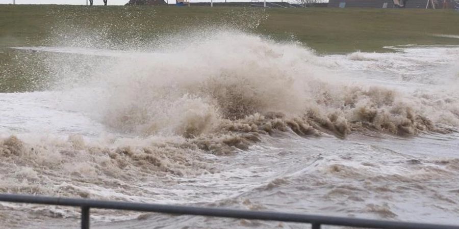 An der Nordseeküste könnte es zu einer Sturmflut kommen (Archivbild). Foto: Bodo Marks/dpa