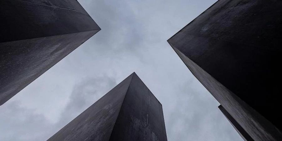 Das Holocaust-Mahnmal in Berlin erinnert an die Shoa. Der Zentralrat der Juden beklagt «bedrohliche Entwicklungen in unserer Gesellschaft». Foto: Carsten Koall/dpa