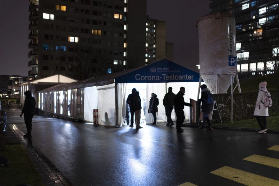 Menschen stehen vor dem Corona-Testcenter des Stadtspitals Triemli an, fotografiert am Donnerstag, 2. Dezember 2021, in Zürich.