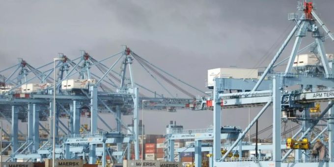 Fahnder haben 2021 im Hafen von Rotterdam eine Rekordmenge Kokain sichergestellt. Foto: Peter Dejong/AP/dpa Fahnder haben 2021 im Hafen von Rotterdam eine Rekordmenge Kokain sichergestellt. Foto: Peter Dejong/AP/dpa