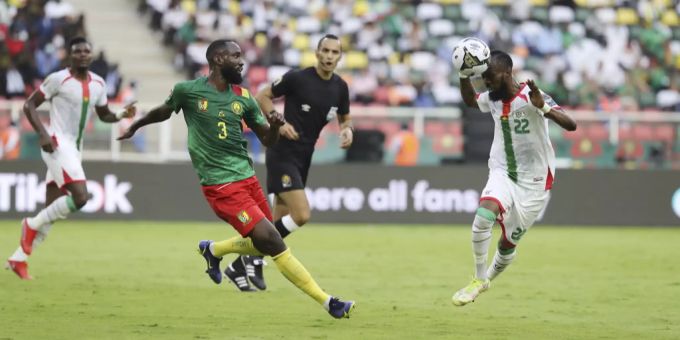 Nicolas Moumi Ngamaleu von YB mit Kamerun beim Arika-Cup mit gegen Burkina Faso. YB Ngamaleu Afrikacup