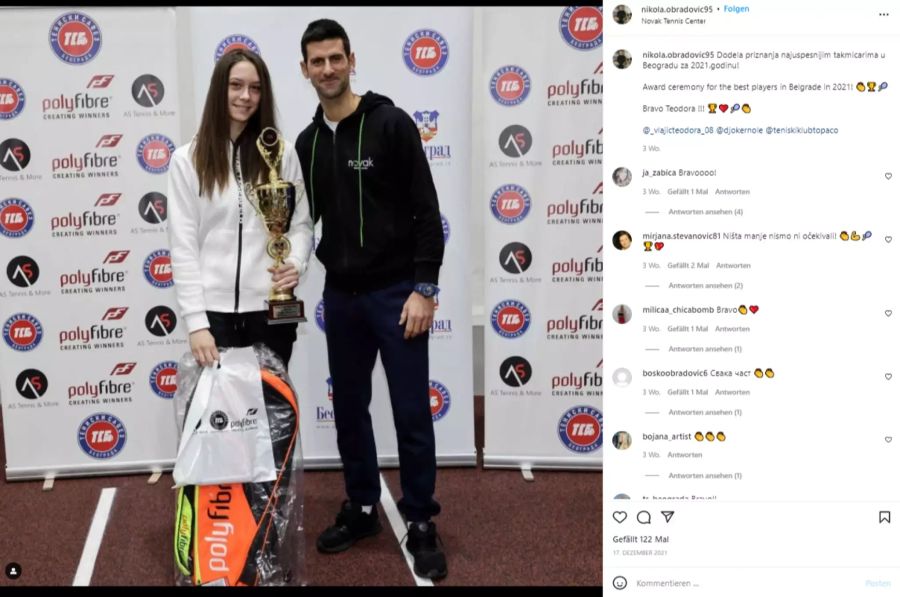 Auch hier strahlt der Tennis-Superstar mit einer Nachwuchsspielerin um die Wette.