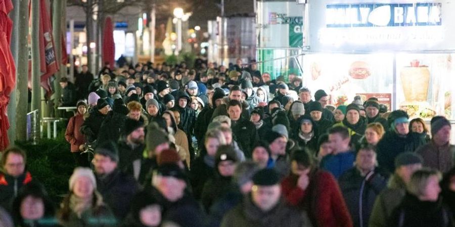 Menschen demonstrieren auf der Dresdner Einkaufsstrasse Prager Strasse gegen die Corona-Massnahmen. Foto: Sebastian Kahnert/dpa-Zentralbild/dpa