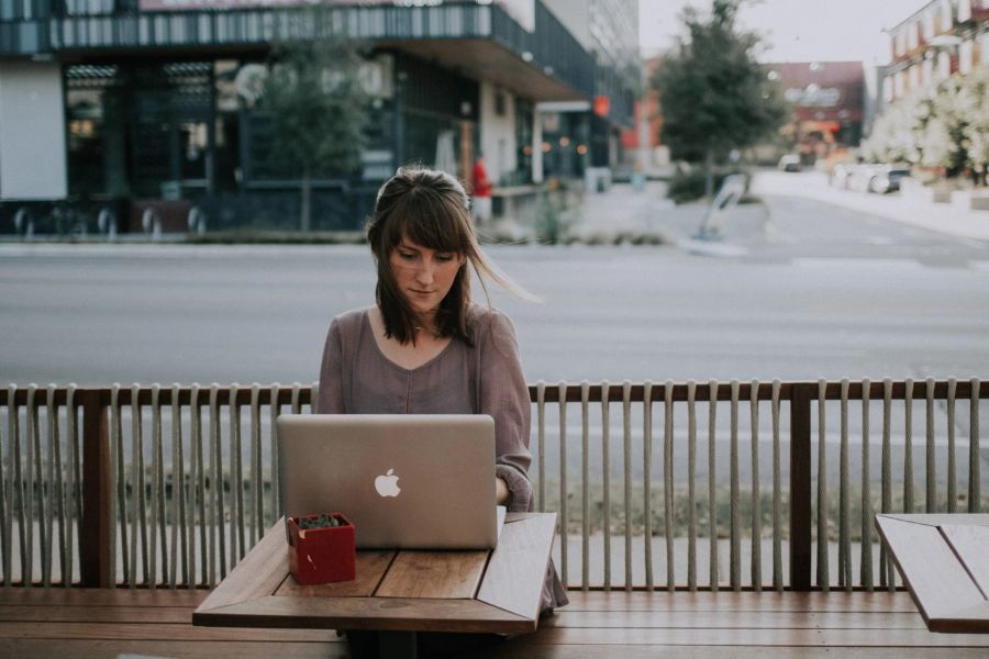 Frau am Laptop