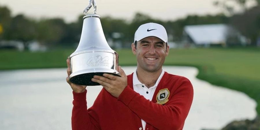 Scottie Scheffler feiert seinen Siegh beim Arnold Palmer Invitational. Foto: John Raoux/AP/dpa