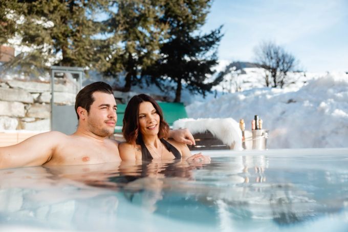 Rafael Beutl und Mimi Jäger kuschelten erst kürzlich im warmen Nass des Schweizer Berghotels La Val Hotel & Spa. Hier sah das Model noch ein wenig wohl genährter aus. mimi jäger Rafael Beutl