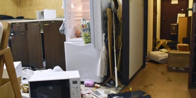 Möbel und Elektrogeräte liegen nach dem Erdbeben verstreut in einer Wohnung in Fukushima. Foto: -/Kyodo News/AP/dpa Möbel und Elektrogeräte liegen nach dem Erdbeben verstreut in einer Wohnung in Fukushima. Foto: -/Kyodo News/AP/dpa