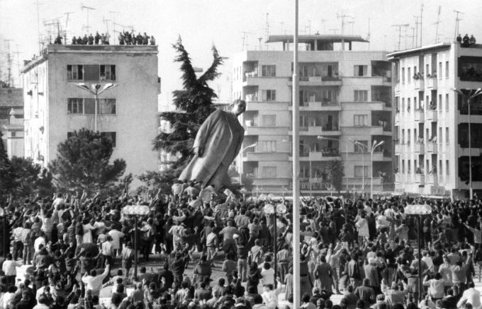 Demonstranten reissen das Hoxha-Denkmal in Tirana, der Hauptstadt Albaniens, nieder. Hoxha Denkmal Tirana