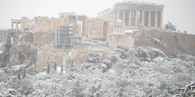Schnee liegt auf der Akropolis bei Athen. Foto: Angelos Tzortzinis/dpa Schnee liegt auf der Akropolis bei Athen. Foto: Angelos Tzortzinis/dpa