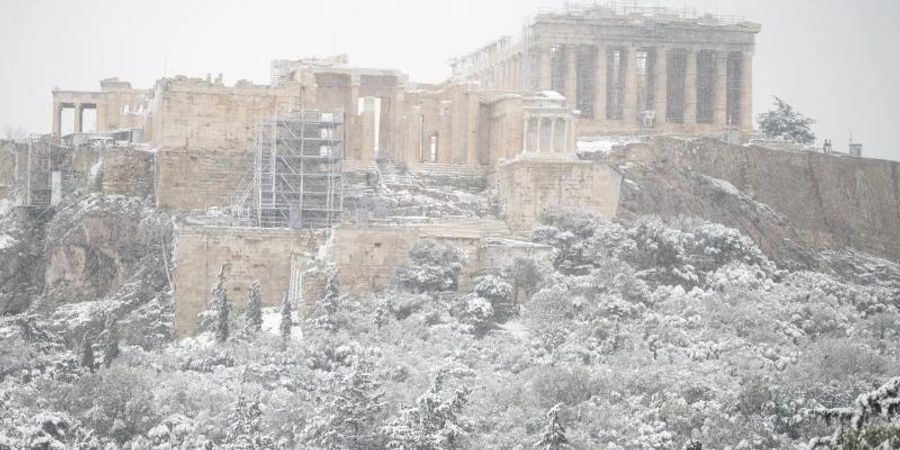 Schnee liegt auf der Akropolis bei Athen. Foto: Angelos Tzortzinis/dpa