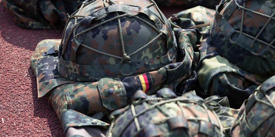 ARCHIV - «Ganz deutliches Signal: Wir stehen an Eurer Seite»: Deutschland liefert 5000 militärische Schutzhelme an die Ukraine. Foto: Friso Gentsch/dpa