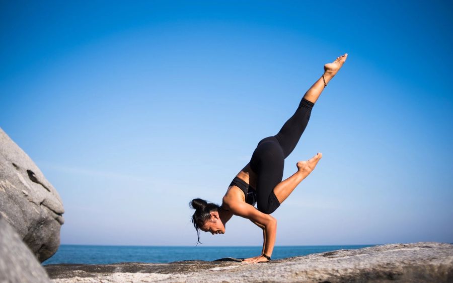 Frau macht Yoga