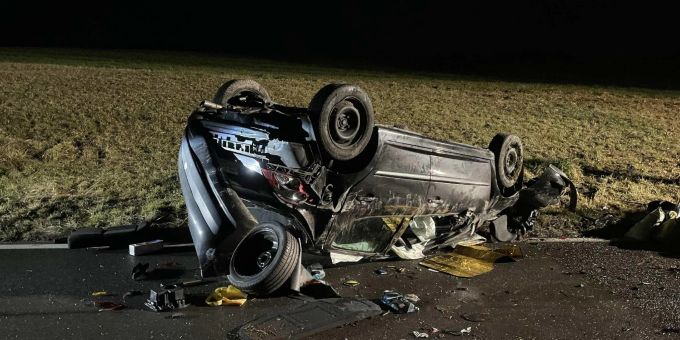 Courlevon FR: Ein Auto landet auf dem Dach Courlevon FR: Ein Auto landet auf dem Dach