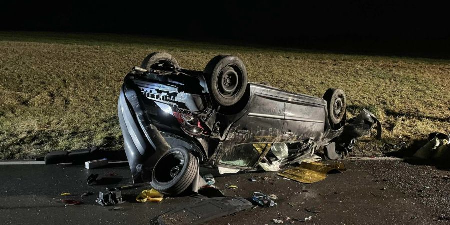 Courlevon FR: Ein Auto landet auf dem Dach
