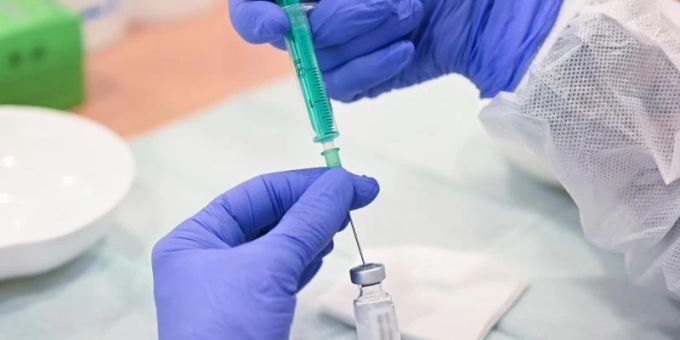 Eine Mitarbeiterin des Klinikums Stuttgart bereitet eine Spritze für eine Impfung gegen das Coronavirus vor. Foto: Bernd Weissbrod/dpa Eine Mitarbeiterin des Klinikums Stuttgart bereitet eine Spritze für eine Impfung gegen das Coronavirus vor. Foto: Bernd Weissbrod/dpa