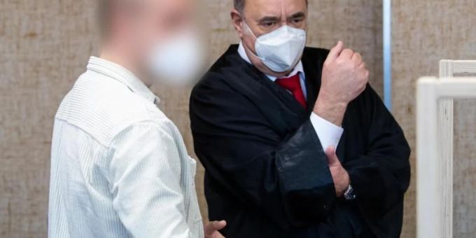 Der angeklagte Polizist (l) mit seinem Anwalt im Verhandlungssaal. Der Mann wurde zu einer Geldstrafe von 13.200 Euro verurteilt. Foto: Sven Hoppe/dpa Der angeklagte Polizist (l) mit seinem Anwalt im Verhandlungssaal. Der Mann wurde zu einer Geldstrafe von 13.200 Euro verurteilt. Foto: Sven Hoppe/dpa
