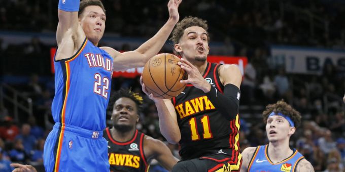 Clint Capela (hinten) und Hawks-Superstar Trae Young im Einsatz gegen Oklahoma. Clint Capela