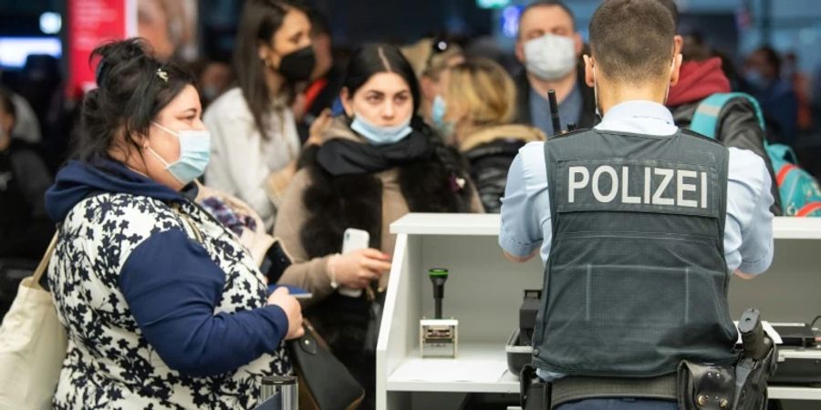 Ukraine-Flüchtlinge am Frankfurter Flughafen