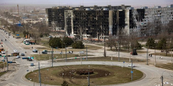 Wohnhäusern stehen nach Beschuss beschädigt am Stadtrand von Mariupol. Es soll erneut versucht werden, Menschen aus der Stadt zu evakuieren. Wohnhäusern stehen nach Beschuss beschädigt am Stadtrand von Mariupol. Es soll erneut versucht werden, Menschen aus der Stadt zu evakuieren.