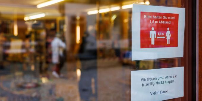 Ein Schild an der Eingangstür eines Schreibwarengeschäfts in Staufen im Breisgau. In grossen Teilen Deutschlands entfallen nahezu alle Corona-Schutzmassnahmen, wie zum Beispiel Maskenpflicht und 3G-Regel. einkaufen maske
