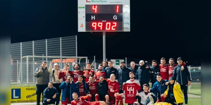Die Mannschaft des FC Kloten nach dem 4:1-Heimsieg gegen Wallisellen. FC Kloten Heimspiel