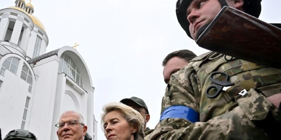 Von der Leyen (3.v.l.) in Butscha