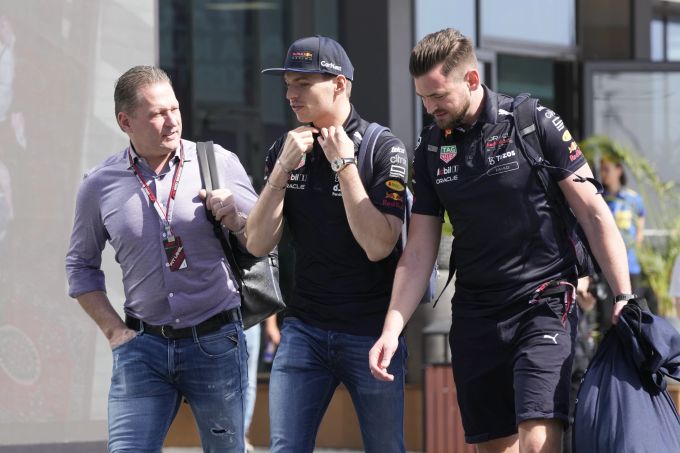 Max Verstappen (Red Bull Racing) mit Vater Jos (li.) bei der Ankunft im Fahrerlager beim Saudi-Arabien-GP der Formel 1. Max Verstappen Red Bull