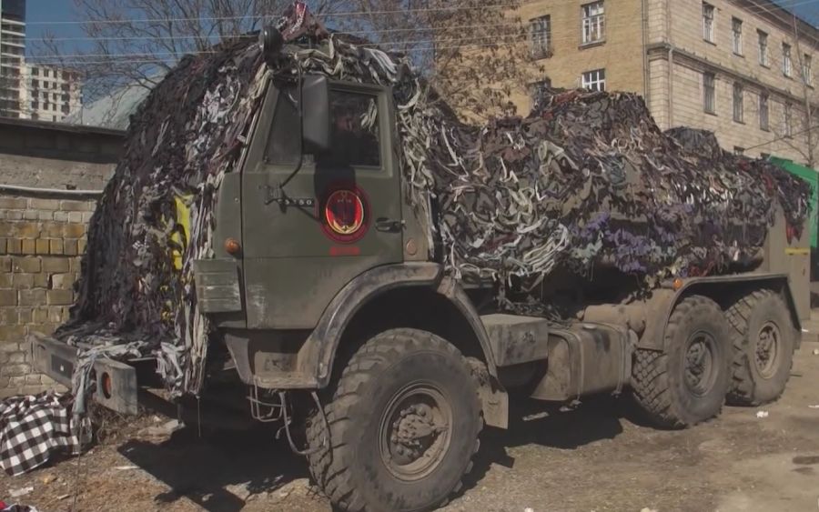 Ein abgedeckter Tankwagen der russischen Armee auf dem Schrottplatz in Kiew.