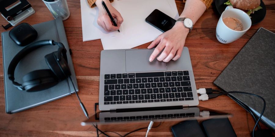 Teure technische Geräte für den Job angeschafft? Inzwischen können die Anschaffungskosten gleich im ersten Jahr in voller Höhe von der Steuer abgesetzt werden.