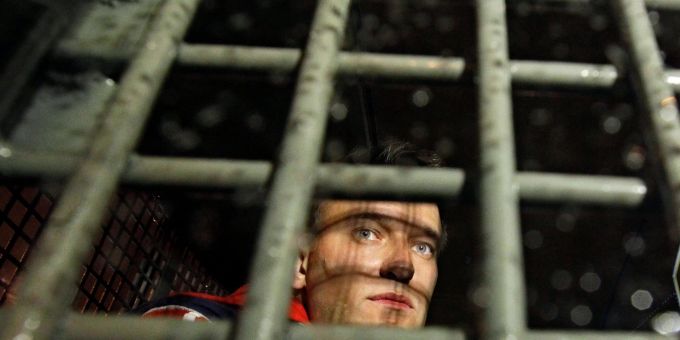 Der russische Oppositionelle Alexej Nawalny ist hinter Gitter zu sehen. Kriegsgegner