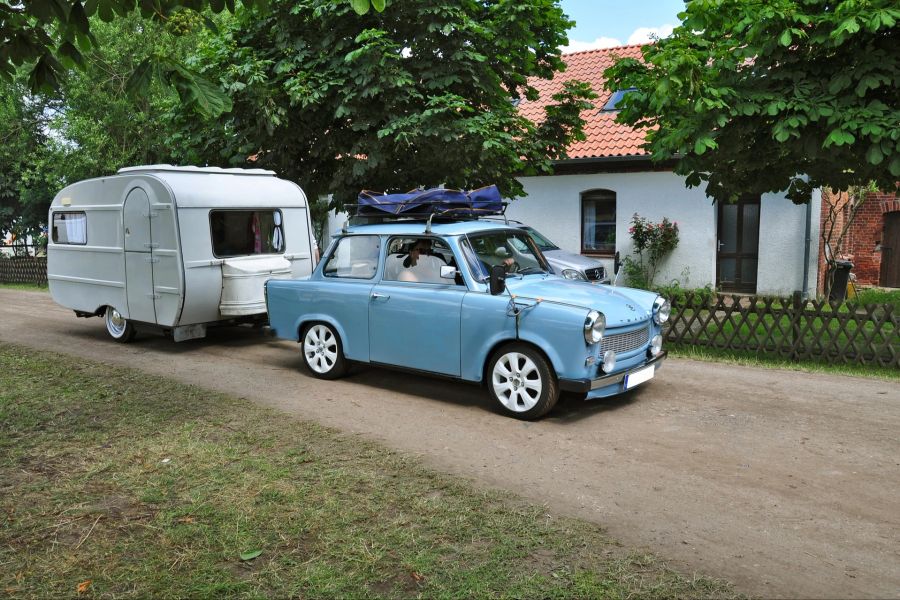 Ein Vorteil des Wohnwagens gegenüber einem Wohnmobil ist sicher, dass man weit weg vom klappernden Geschirr den gewohnten Komfort des eigenen Autos geniesst. Im Bild: Ein Trabi mit Wohnanhänger.