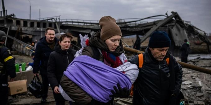 Flüchtlinge verlassen Irpin. Die humanitäre Lage in verschiedenen Städte ist wegen dem Ukraine-Krieg katastrophal. Ukraine-Krieg