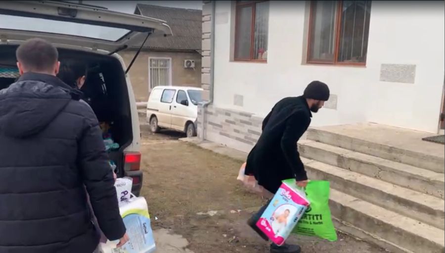 Güter des täglichen Bedarfs werden in ein Kirchgemeindehaus gebracht.