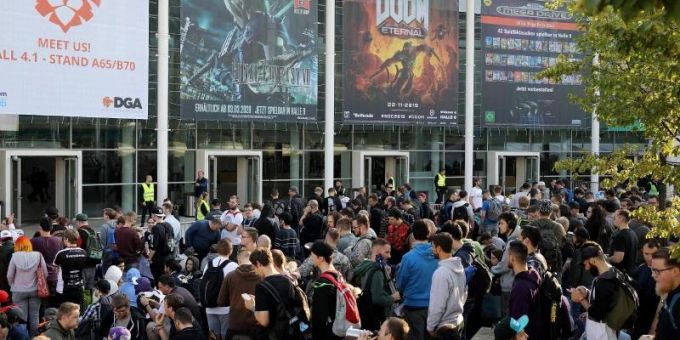 Messebesucher warten im August 2019 vor einer Messehalle der Gamescom auf den Einlass. Foto: Oliver Berg/dpa gamescom