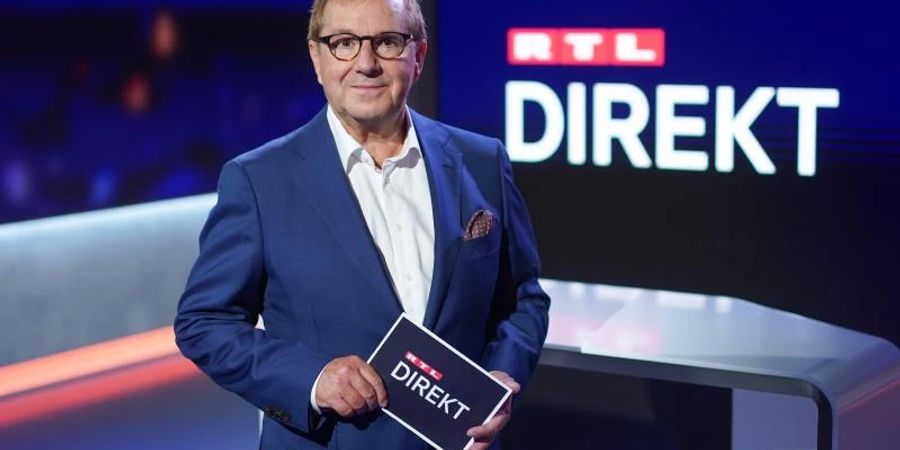 Der Moderator Jan Hofer steht im Studio der Nachrichtensendung «RTL Direkt». Seit dem 16. August 2021 ist er bei RTL auf Sendung. Foto: Jörg Carstensen/dpa