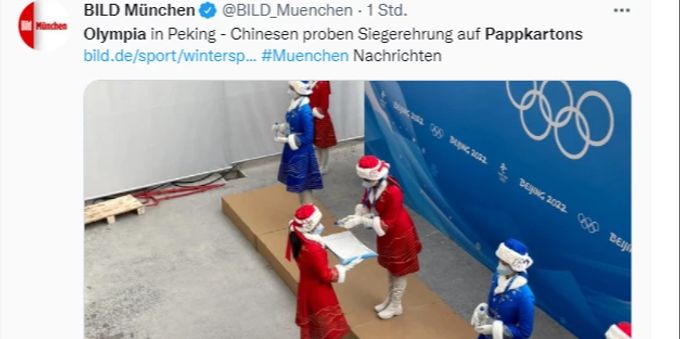Die Siegerehrung will exakt einstudiert sein. Deshalb werden die Abläufe immer wieder geübt. Olympia 2022