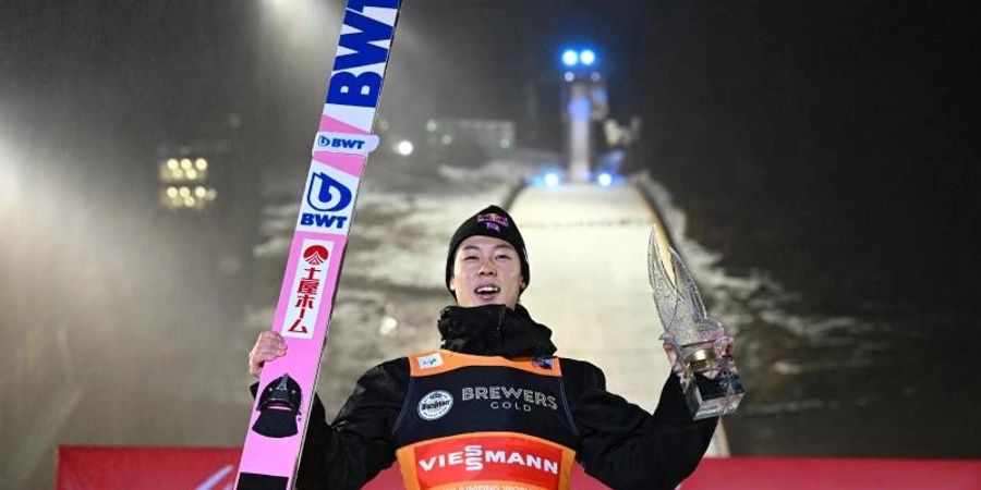 Ryoyu Kobayashi bejubelt seinen Sieg beim Springen in Willingen. Foto: Arne Dedert/dpa